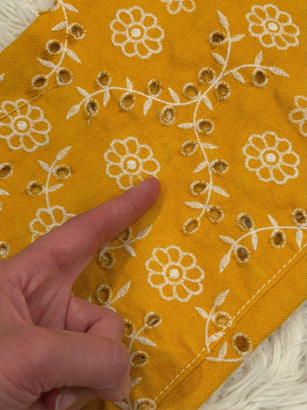 Tory Burch Catch My Drift Cropped Eyelet Floral Jeans 29 Yellow Embroidered - Picture 4 of 10